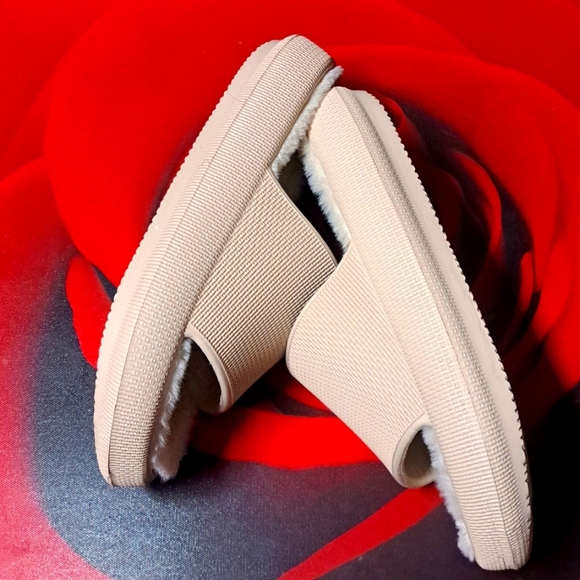 Plaka Slides - Picture 3 of 4